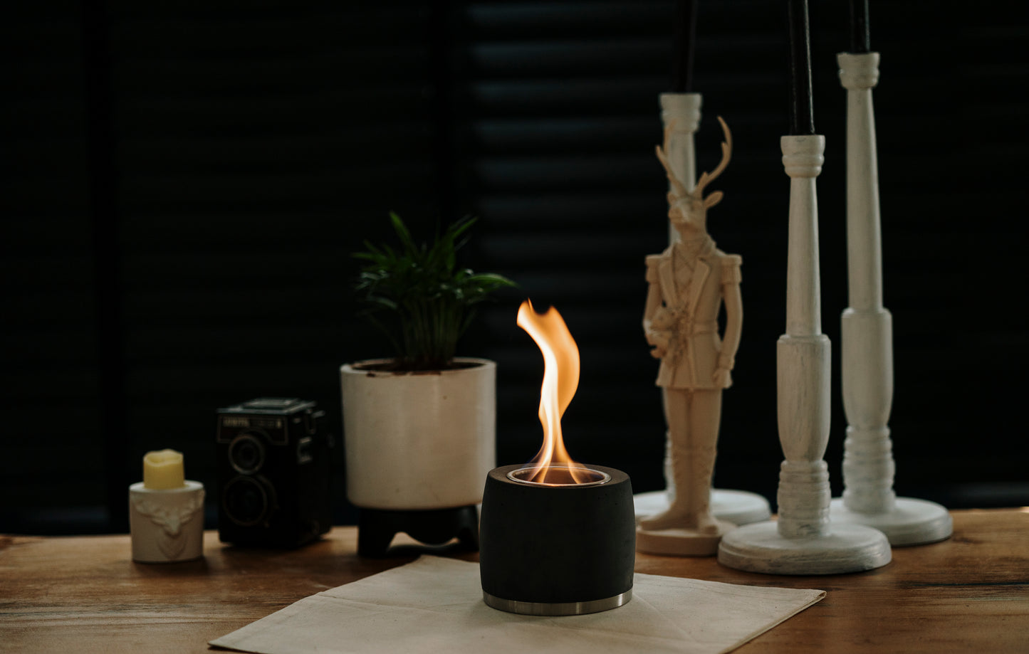 HOMINOVA - Übertisch Kamin - Beton - rund, schwarz